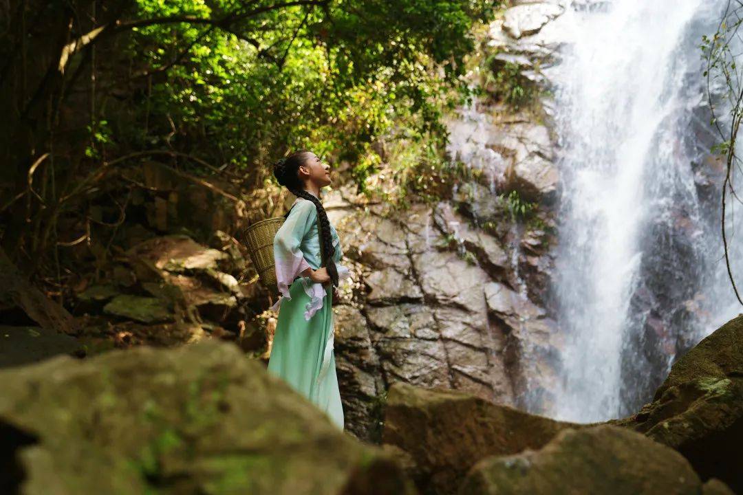 每一帧都是壁纸跟采茶姑娘到绿美厚街踏青