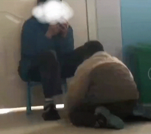 孩子跪在地上不停地磕头认错,老师一边用手机录像,一边大笑.