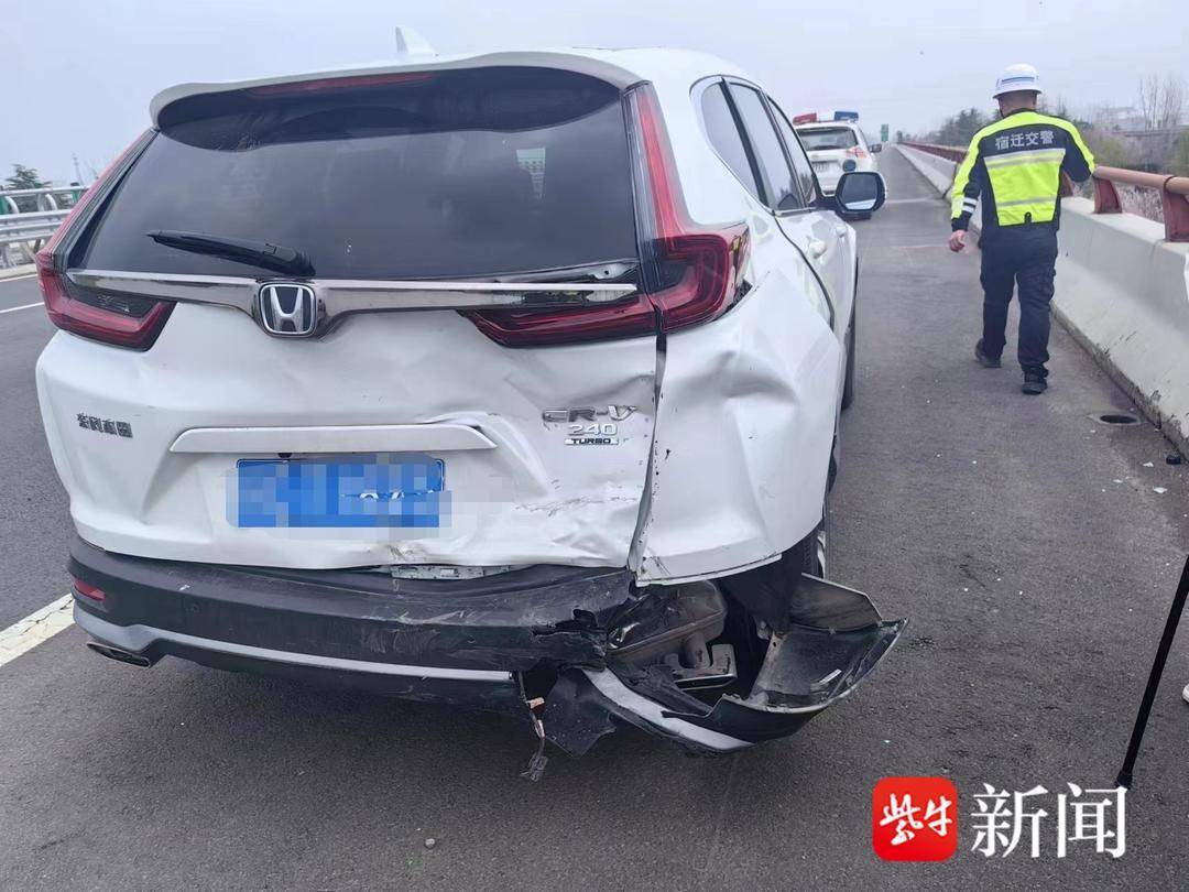 接到报警,在淮徐高速徐州往淮安方向110公里发生两车追尾的交通事故