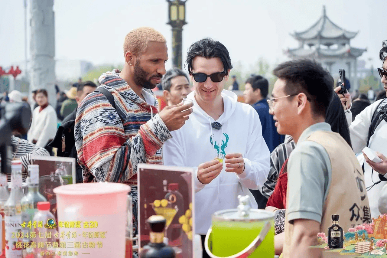 古井贡酒年份原浆2024第七届桃花春曲节暨第三届古粉节盛大开幕