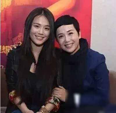 英国偶遇蒋雯丽皱纹难掩笑容灿儿女移民成谜独爱马思纯
