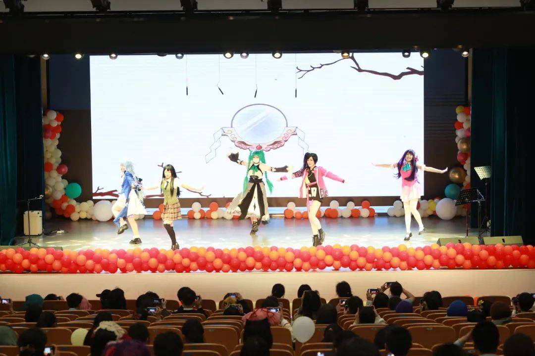 创新点亮狂欢——七宝中学第十七届暨浦江分校第一届狂欢节顺利举行