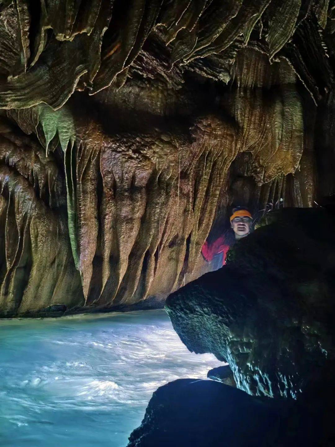 探秘湘西地下世界寻找蓝眼泪