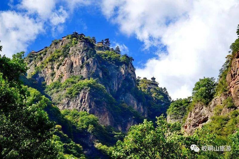 山与桃花相映红崆峒山的美景等你来发现