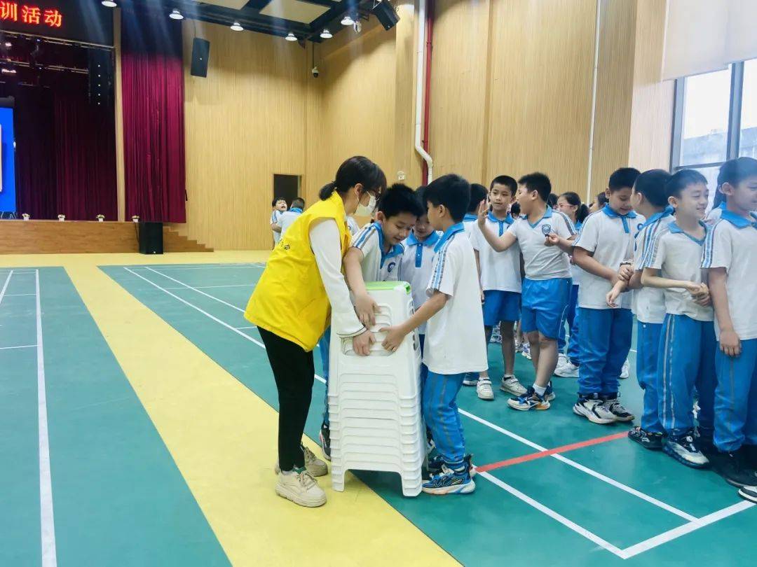 弘扬莞邑文化争当时代好少年西溪小学家长志愿服务队协助开展小记者