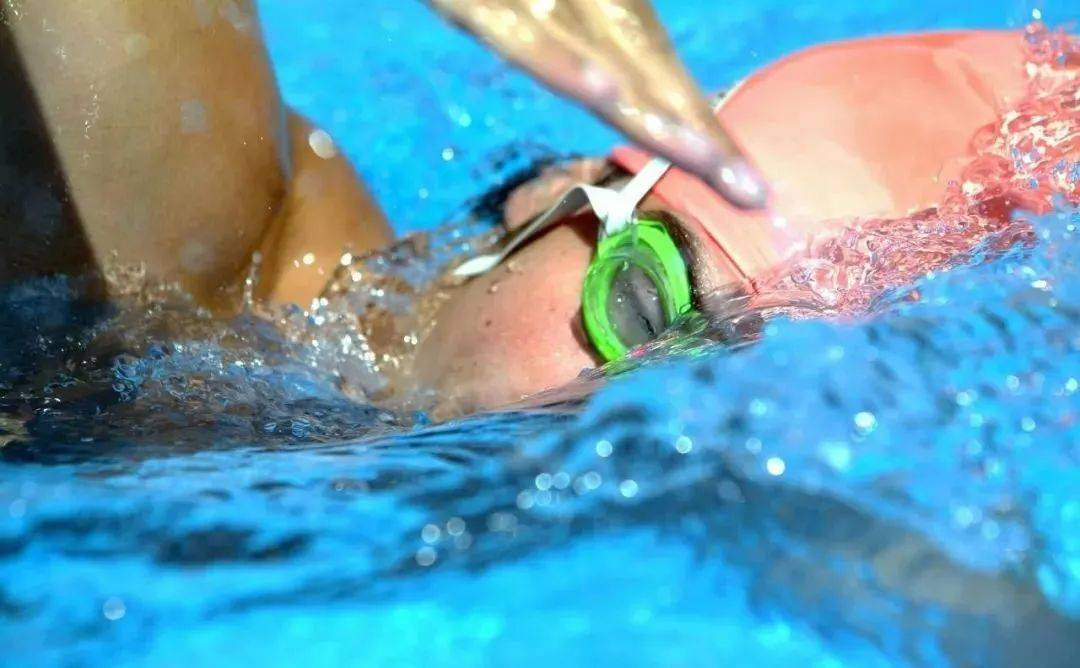 我们必须有计划地进行游泳锻炼,优质的热身和锻炼后的放松拉伸可以最