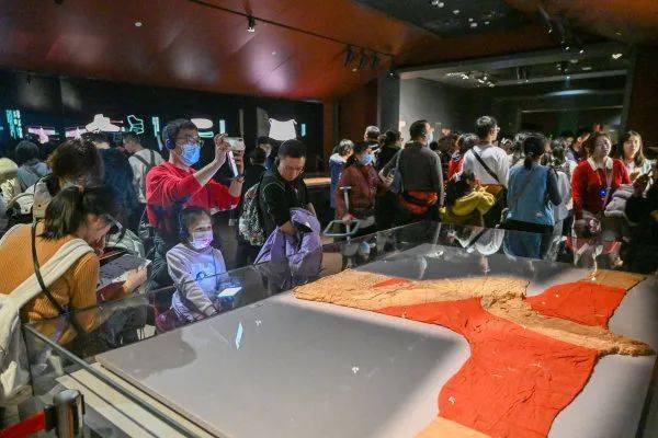 湖南博物院马王堆汉墓陈列展厅内人头攒动,游客如潮科技赋能,文化出圈