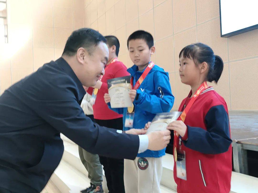 的激烈角逐,甲组第二师博古其中学刘君皓,乙组库尔勒市第八中学张淇涵