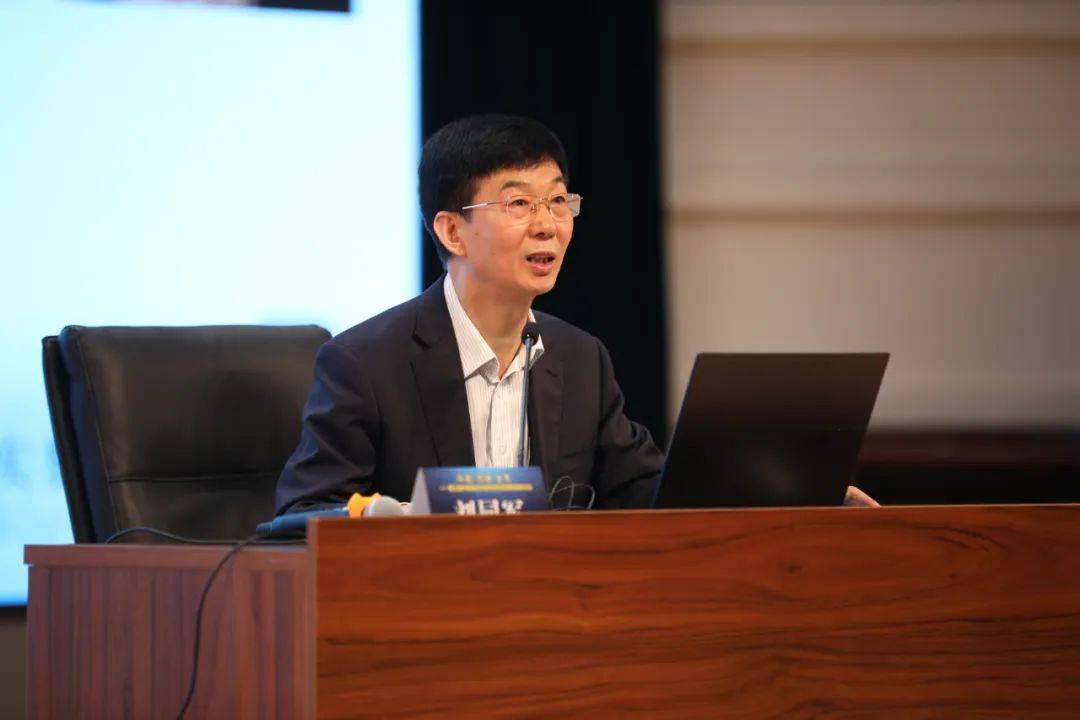 刘同军老师做报告然后,江苏省无锡市新吴区初中数学研训员,正高级教师