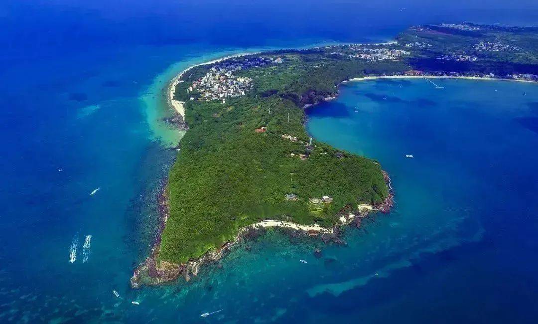 74平方千米的海岛,海滩由火山熔岩凝固而成,却有惊世之美,吸引了世人