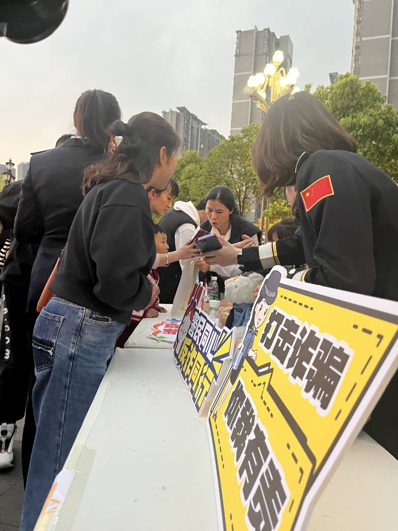 结合辖区实际情况,组织居民依托小区微信群,朋友圈等渠道开展反诈知识