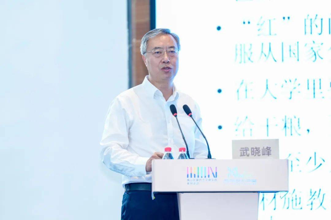 图1 | 讲座现场活动现场武晓峰老师围绕"清华历史与文化"为主题,讲述