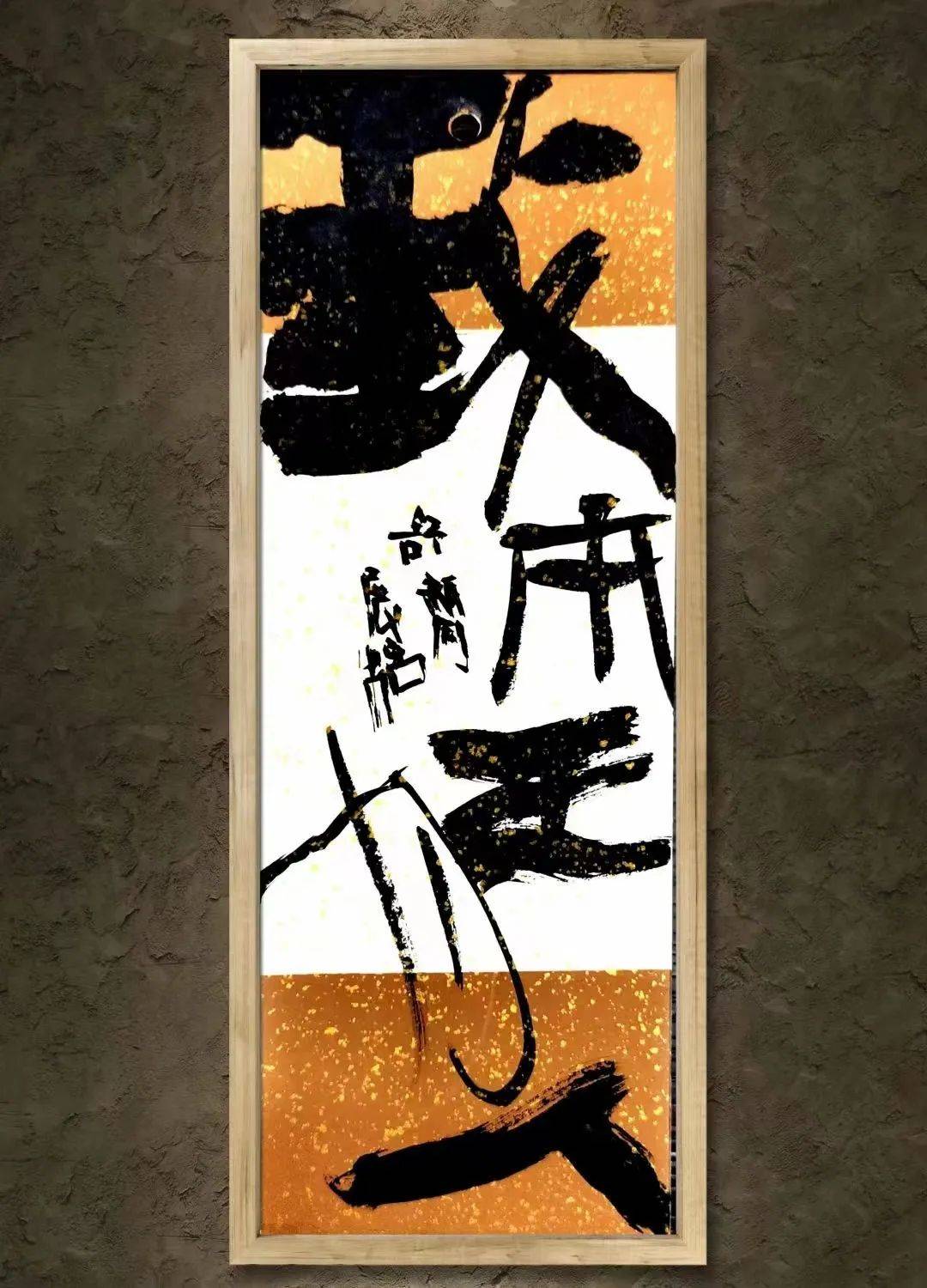 90后美女随性书法网友人很美字很丑