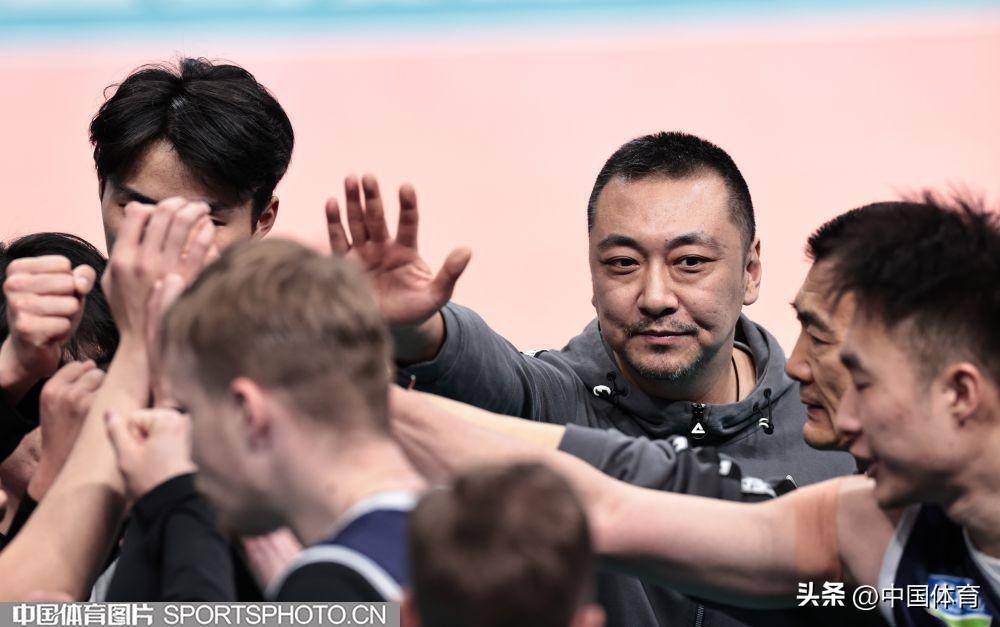 河北队庆祝得分唐川航起球契罗维奇扣球张秉龙(左)扣球北汽队队员互相