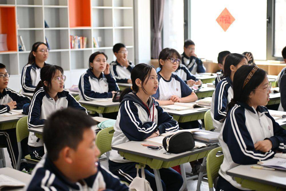 3月29日,北京四中雄安校区的学生在教室内上课.
