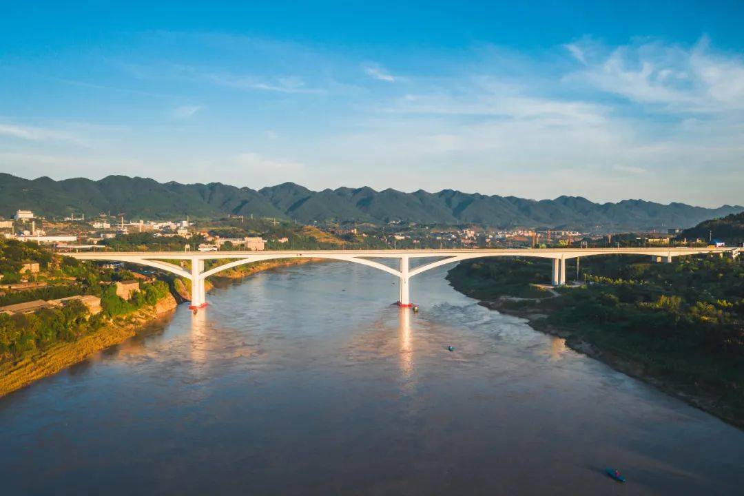 现场,是重庆市快速路二横线西段项目,负责礼嘉嘉陵江大桥的建设工作