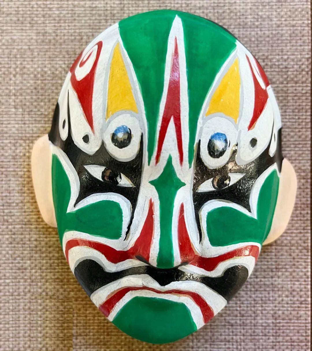 搭配纯手工制作的服饰,盔头,髯口等细节,泥塑京剧脸谱变得更有具有