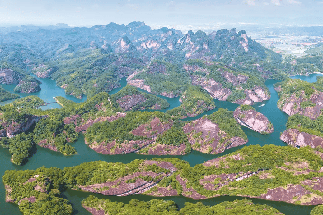 该地质公园拥有闽西最为繁茂的天然森林,生物多样性丰富.