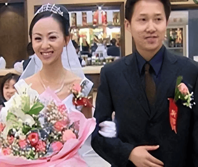 当年春晚千手观音聋哑人领舞拒绝苦追8年的富豪嫁穷