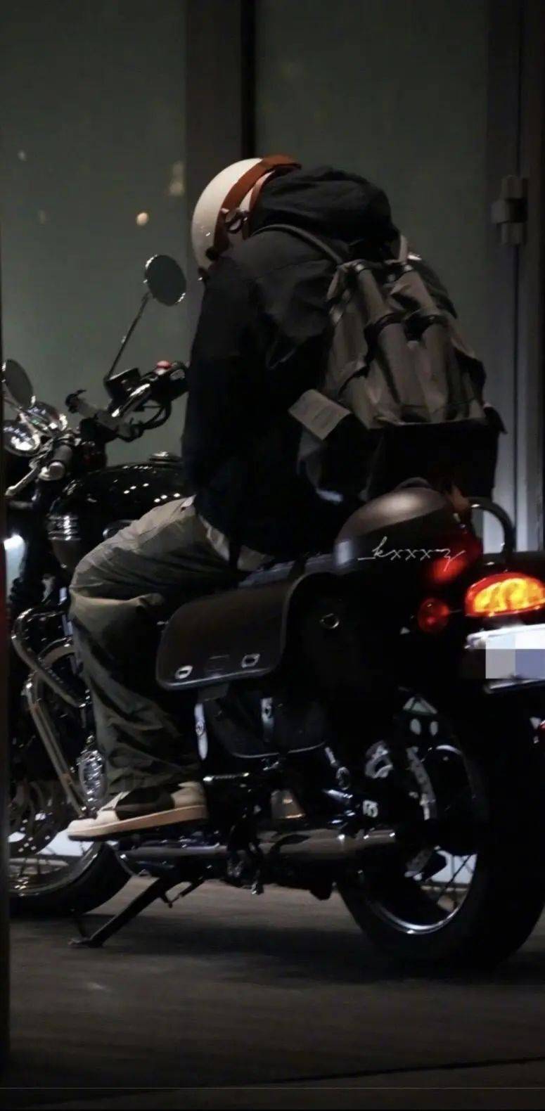 据相关人士透露,exo成员朴灿烈将在同时为摩托车品牌制作独特宣传曲.