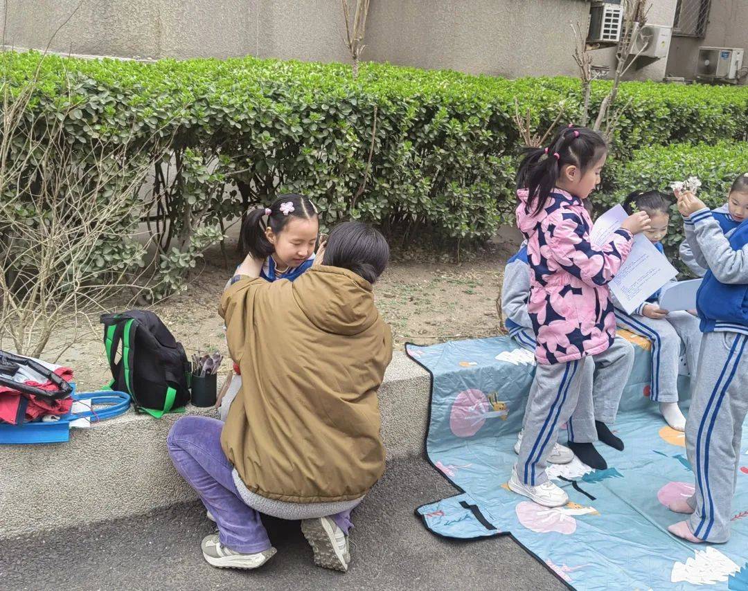 丰台五小一年级(8)班和(9)班的几位同学自发组成了"小蜗牛"微视频录制