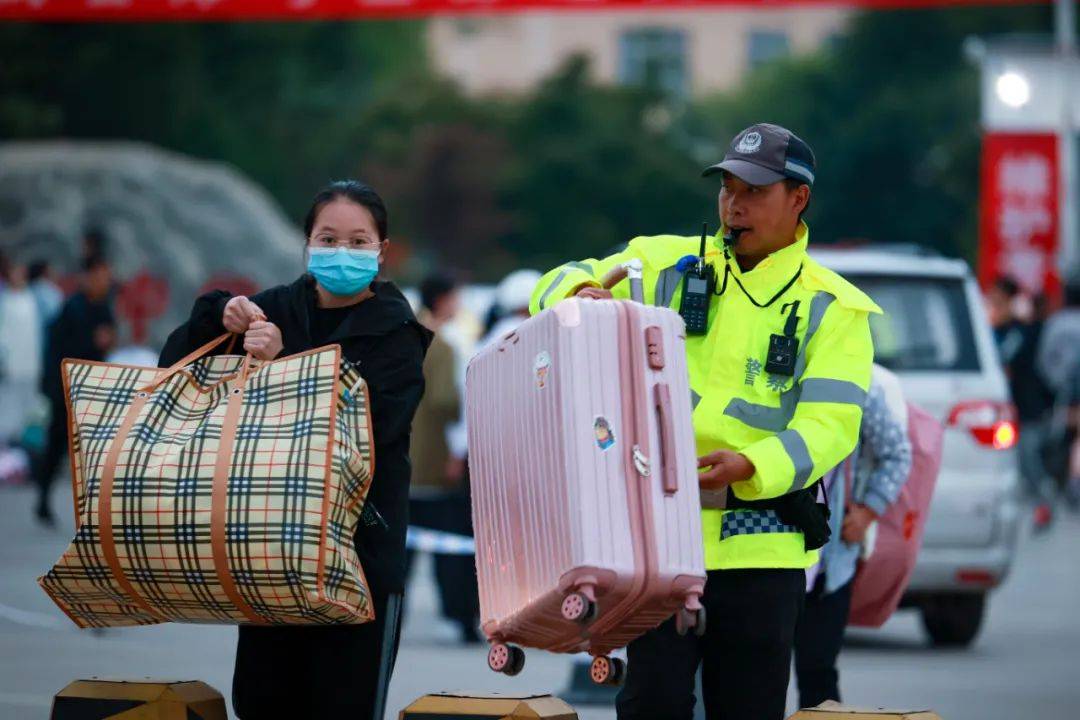 站好护学岗守好读书郎