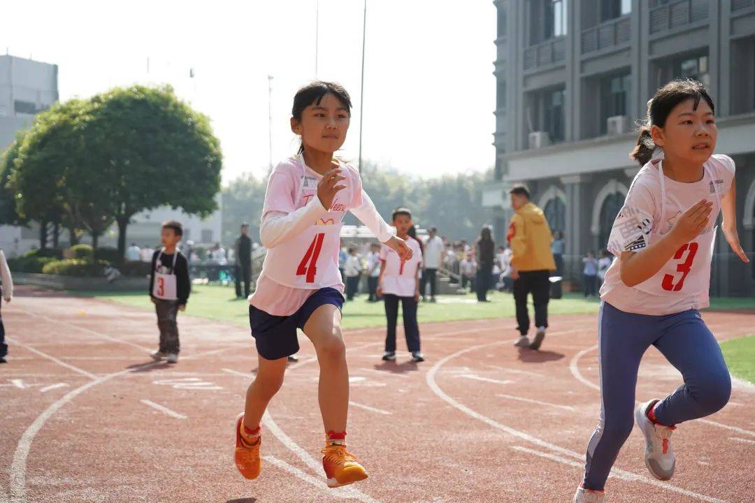 百年中华课程激情满怀速度风采竹园中华路小学春季田径运动会精彩落幕