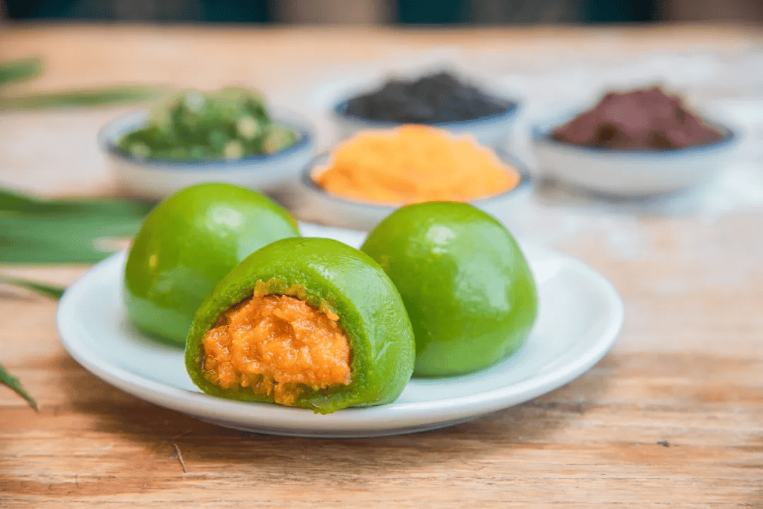 它家出品的青团,馅料都是当天现做,全程手工,费时费力,咸甜口皆有.