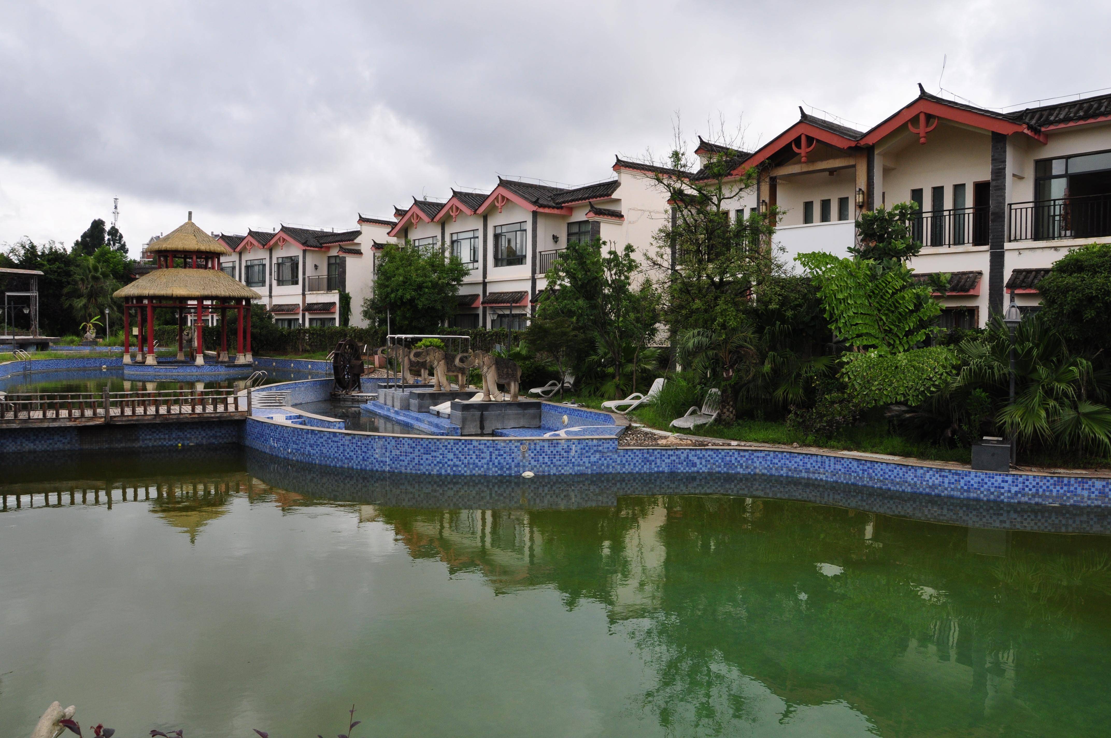 金牌旅游村石林五棵树彝族村有撒尼文化产品水上石林项目生态观光果园