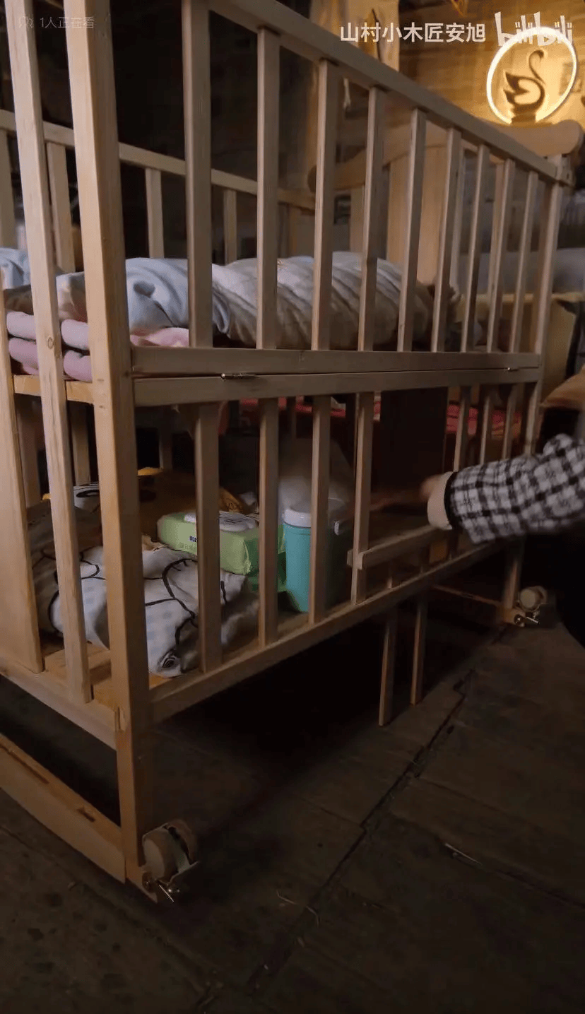 男版李子柒回18线家乡火了徒手造三层楼古风小院给老婆做口红香闺床惹