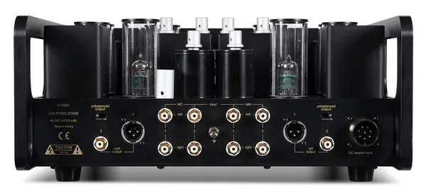 参考系统包括 allnic 自己的 m-3000 mk 3 电子管单声道放大器,rogue