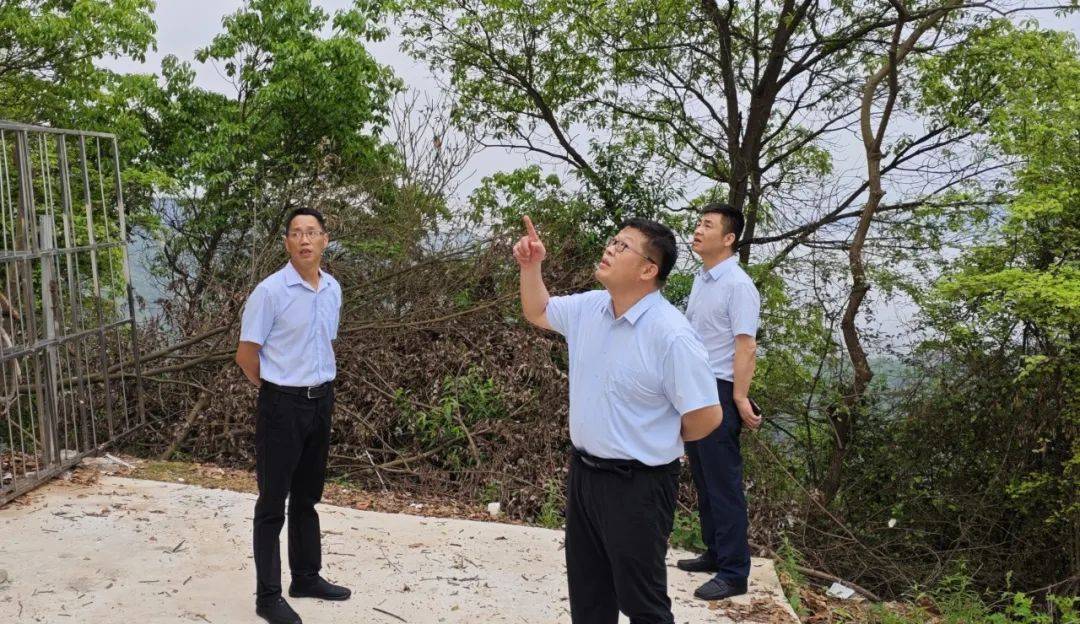 4月1日早上6:30,区城管局党组书记,局长曾祥俊带