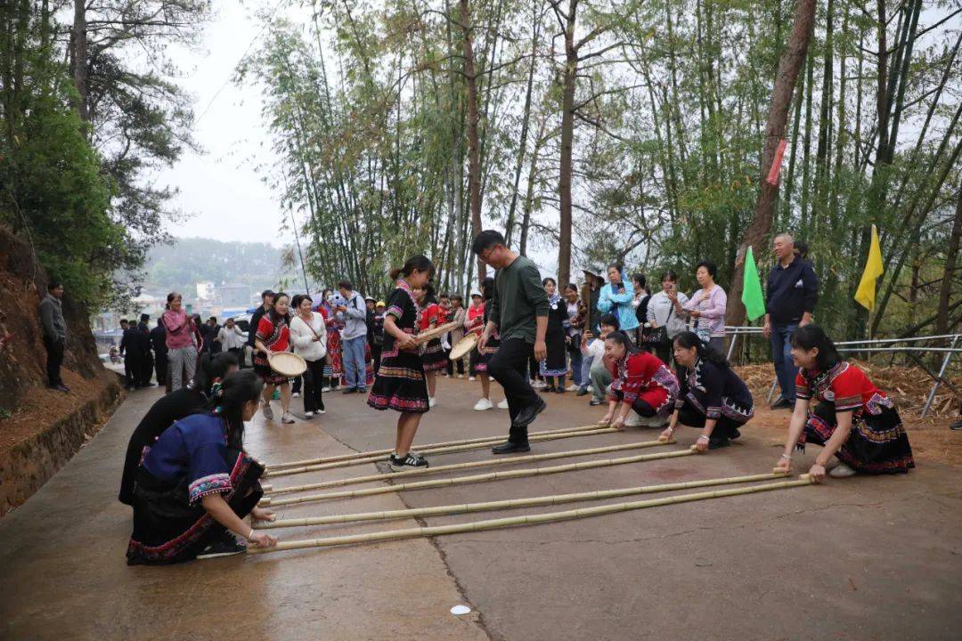 开展了开寨门,民族民间歌舞表演,乡村趣味运动会,哈尼红蛋宴,民族打跳