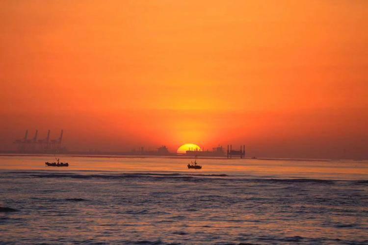 众拍丨山东日照日出东方红似火