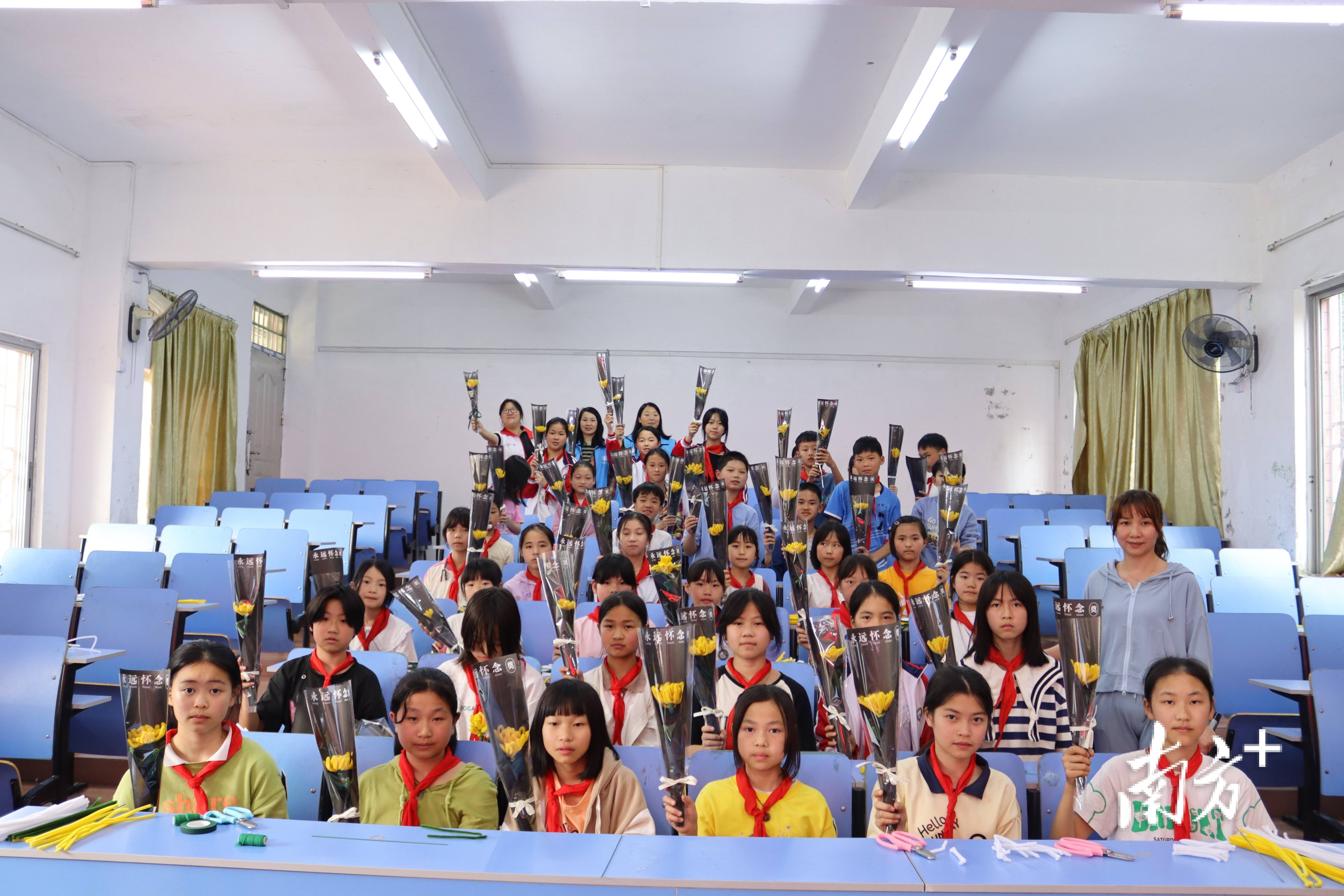 乐昌沙坪小手拉大手巧手折花倡新风