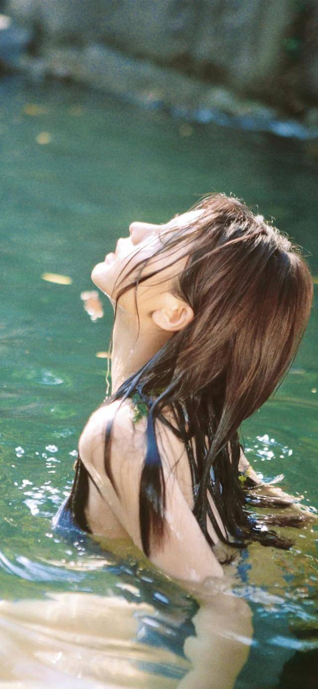 美女写真丨女人如水纯欲迷人