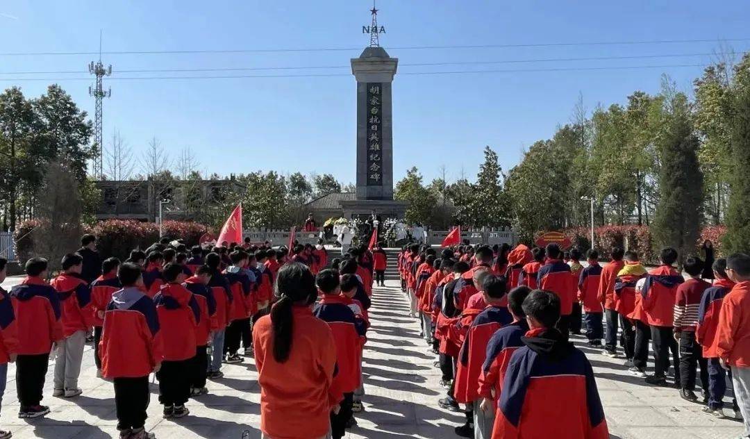 仙桃市第五实验小学组织少先队员们来到仙桃市革命烈士纪念馆,开展"