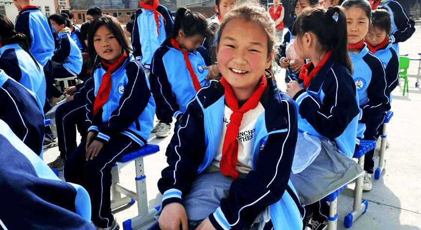 暖心!巩义这所小学的孩子们收到了爱心校服