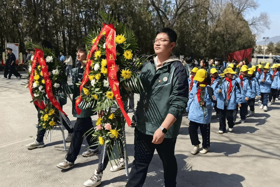 缅怀革命先烈传承红色基因兰州市学校团队组织开展铸魂2