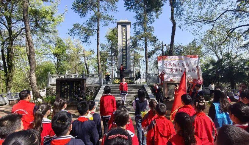 传承爱国志湖北各地中小学积极开展清明祭英烈活动