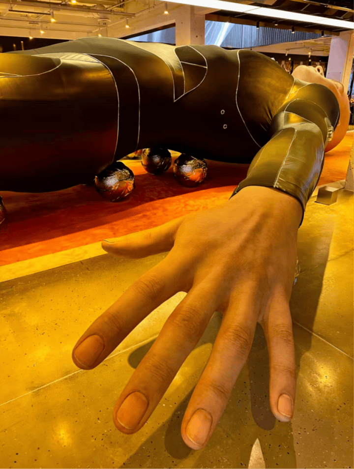 比人还大许多倍的人脸不仅高度仿真,还能转动和眨眼;巨人的大脚更是