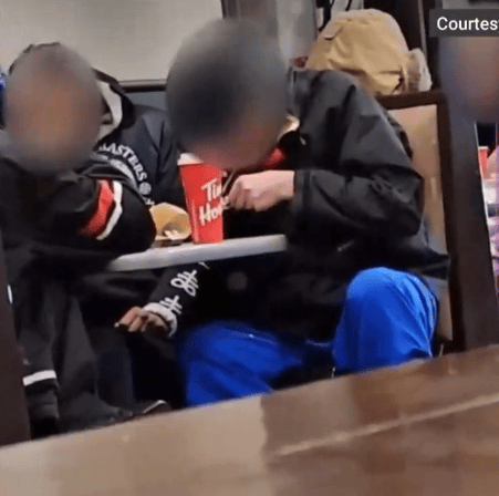 胆战心惊大温这国民快餐店里竟有人当众吸dubc卫生厅长狂喷看着真恶心