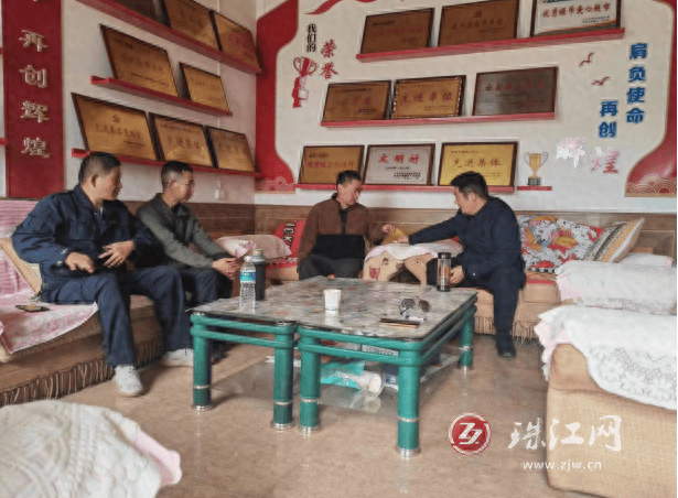 麒麟区林业和草原局到东山镇碑舍村检查指导乡村振兴驻村帮扶工作