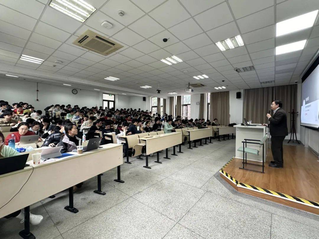 接着,凌波老师深入剖析了校园招聘的本质.