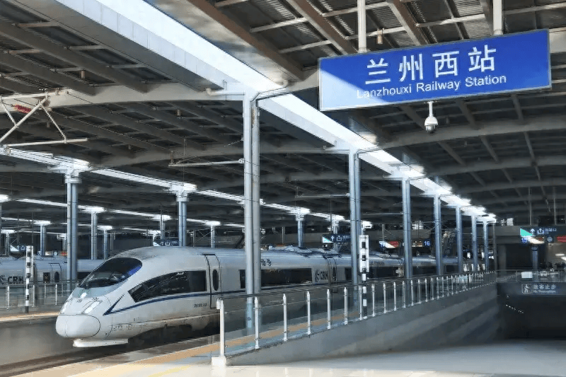 清明踏青客流增幅明显 兰州铁路局"花式"服务与旅客一起拥抱春天