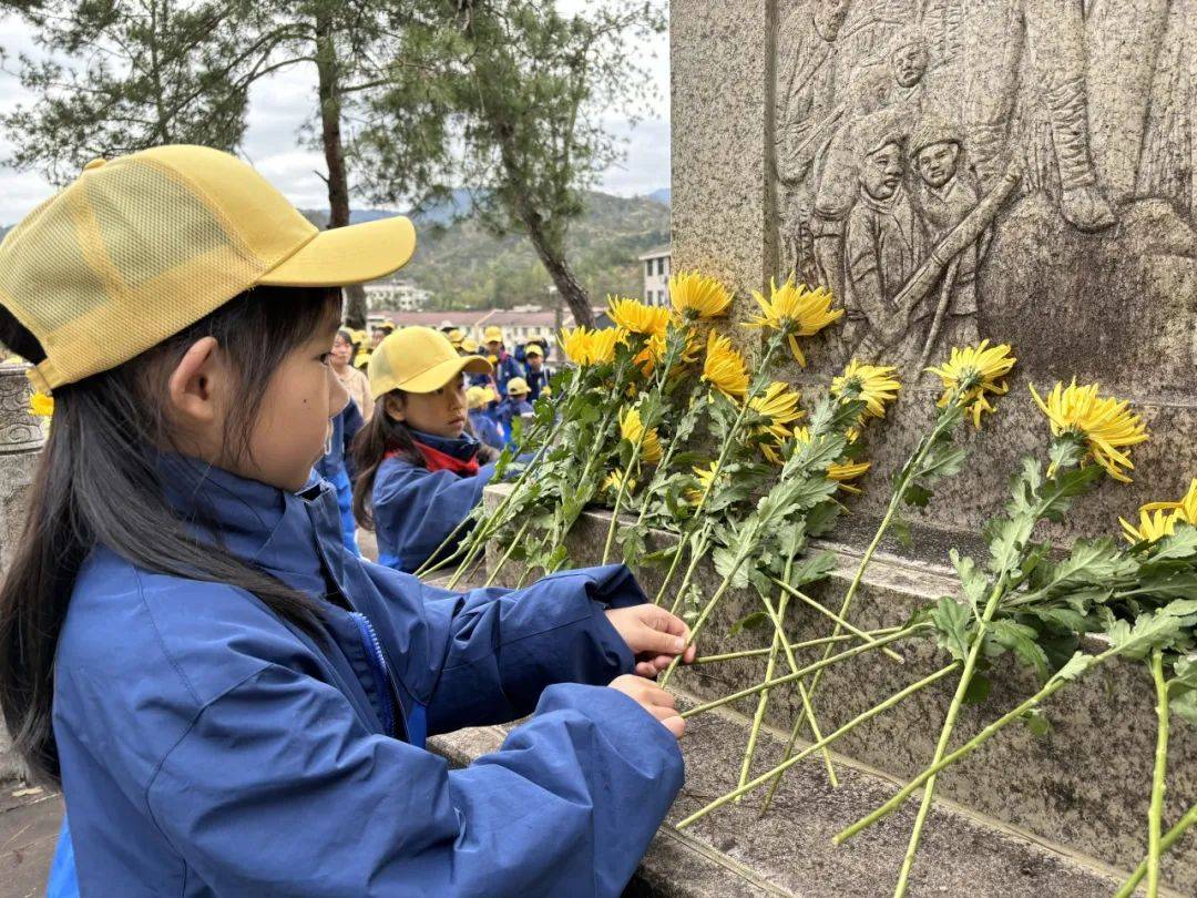 清明祭英烈 哀思献忠魂 | 磐安县青少年开展清明祭扫