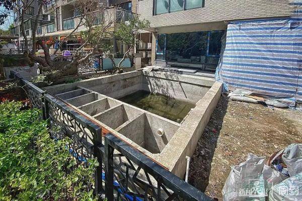 上海一居民在家门前私挖执法部门无奈找不到人