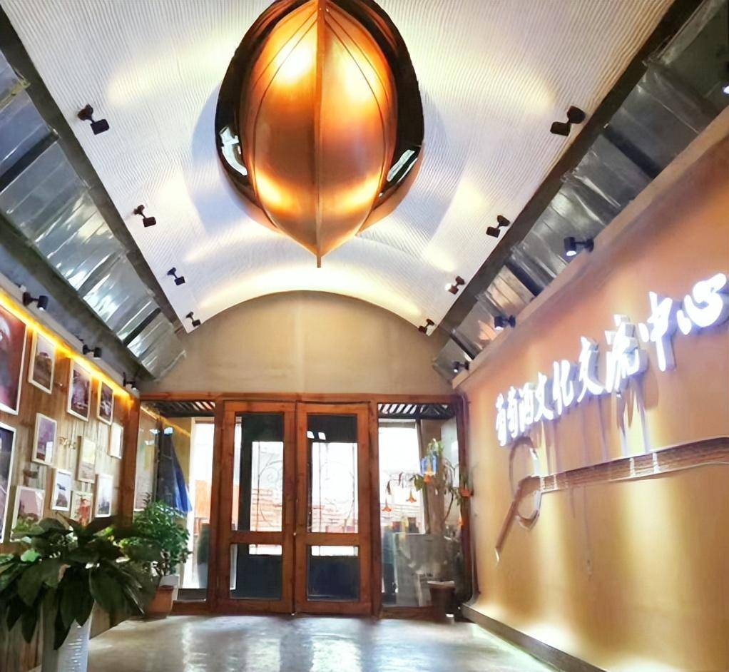 被誉为"葡萄酒灵魂"的白兰地,呈现出让人着迷的琥珀色,加之口感柔和顺