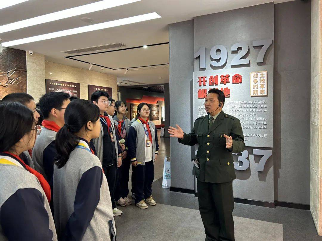 开化县第二初级中学学生们通过讲述先烈事迹,献花默哀等形式,表达了对