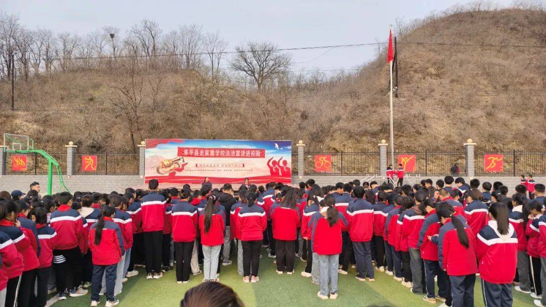 阜平县各学校少先队组织开展清明祭英烈活动